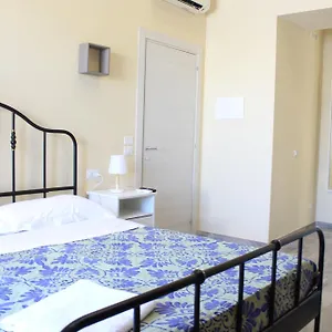 Elena House Neapel